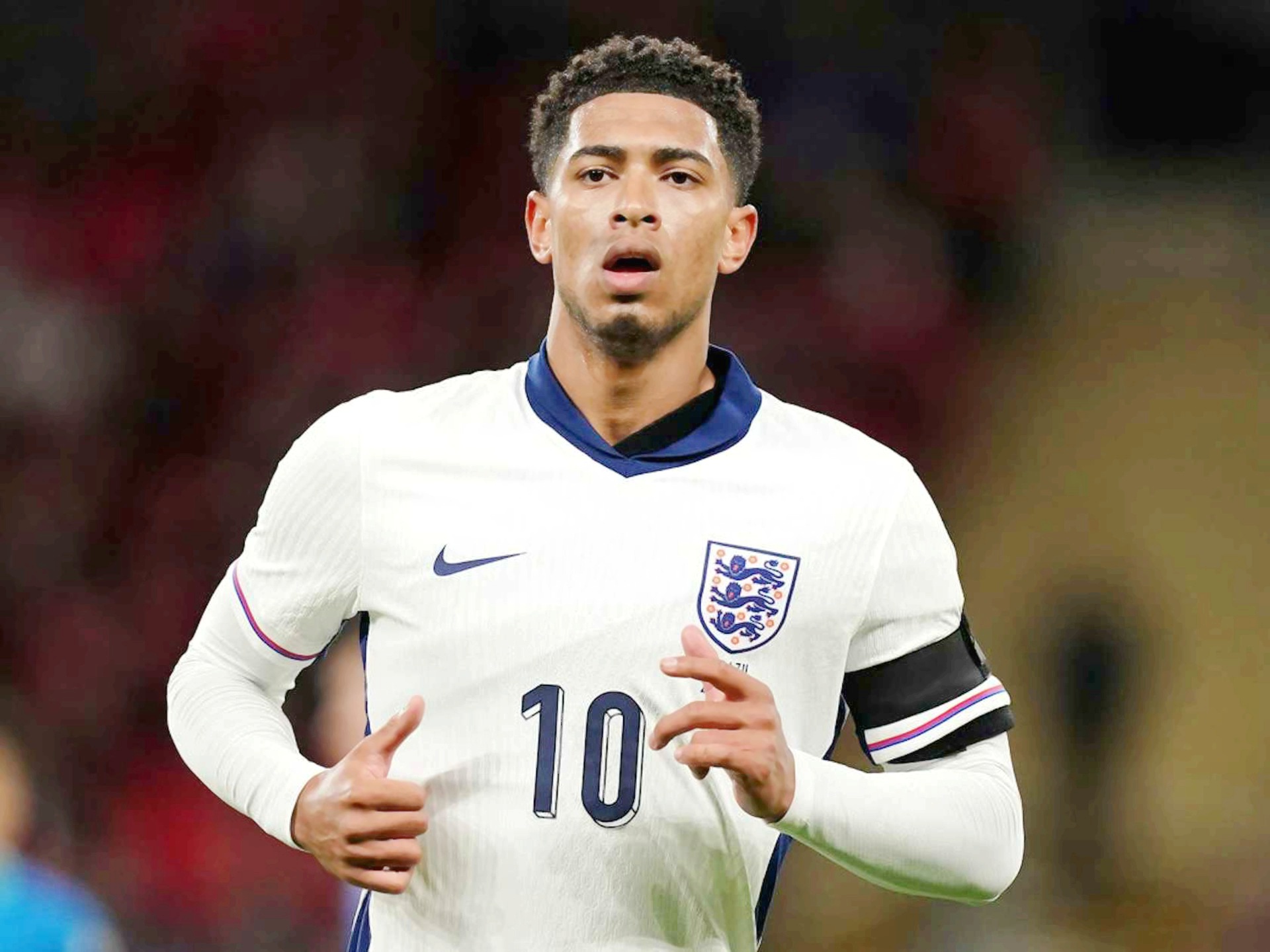 佛罗伦萨连续8场不胜，赛后哲科拿着扩音器与球迷沟通（佛罗伦萨八场不胜，哲科赛后持扩音器与球迷交流）