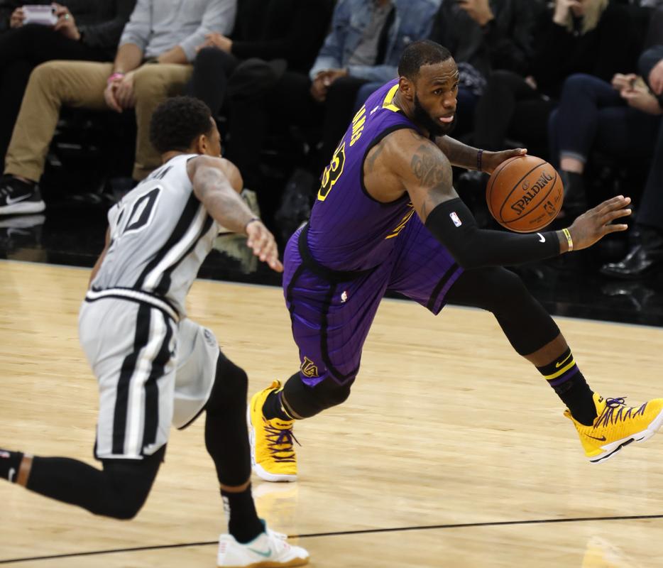 欧冠决赛用球谍照：包含白+深紫，灵感来自举办城市布达佩斯（欧冠决赛用球曝光：白+深紫配色，灵感源于布达佩斯）