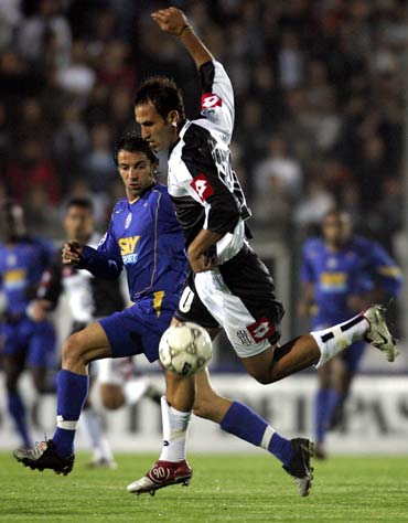 看台视角欣赏孙兴慜的任意球直接破门，球迷已经预感...（看台视角直击孙兴慜任意球破门，球迷早有预感）