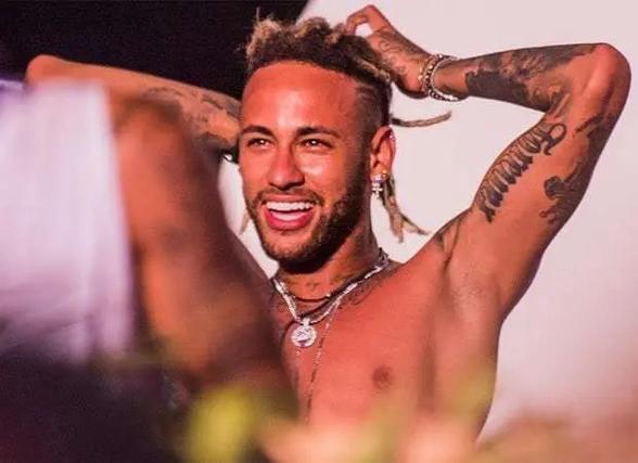 登顶法甲射手王！格林伍德本场双响，本赛季法甲12场10球（格林伍德梅开二度，12场10球领跑法甲射手榜）