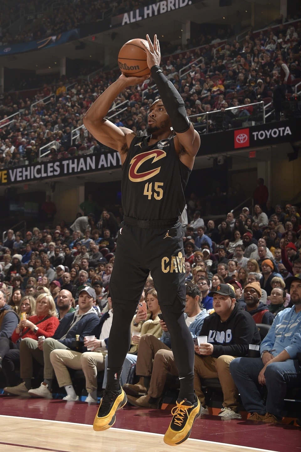 西甲：巴萨客胜扩大领先，皇马主场爆冷输球，VAR再度抢戏（西甲综述：巴萨客场取胜继续领跑，皇马主场遭冷门，VAR再成焦点）