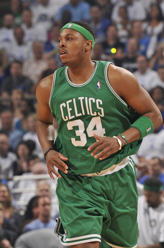 马刺半场4人得分上双，命中11记三分领先鹈鹕20分（马刺半场四人上双，飙进11记三分领先鹈鹕20分）