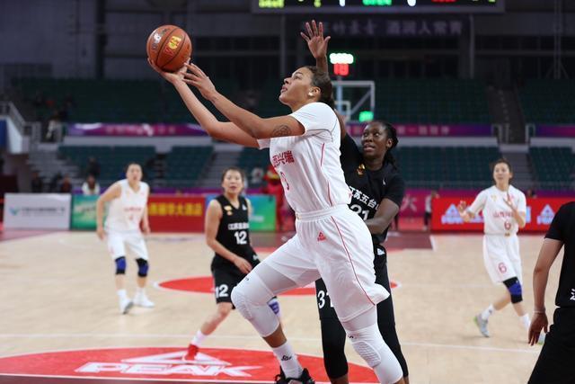 内维尔：这绝对是一场疯狂的比赛，整个球场的球迷都麻木了（内维尔：这场比赛太疯狂，全场球迷都已麻木）