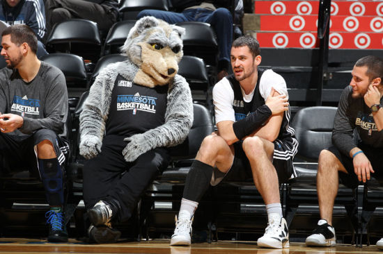 冲击力十足！阿门汤普森26+7集锦：19中12送空接暴扣打爆湖人（爆发力拉满！阿门汤普森26分7板高能集锦：19投12中空接暴扣，碾压湖人）