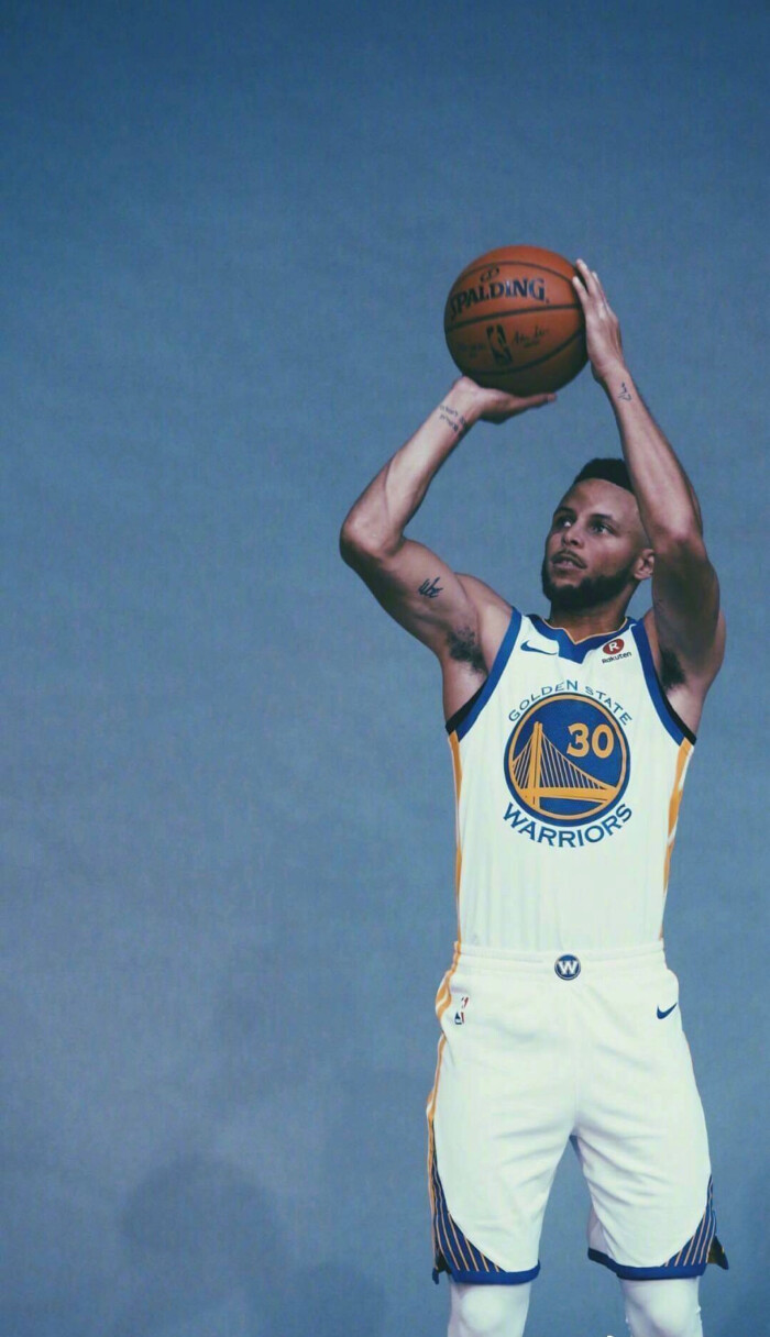 网友在梅西夜访诺坎普时偶遇他，梅西还向镜头打了招呼（夜访诺坎普的梅西被网友偶遇，并向镜头致意）