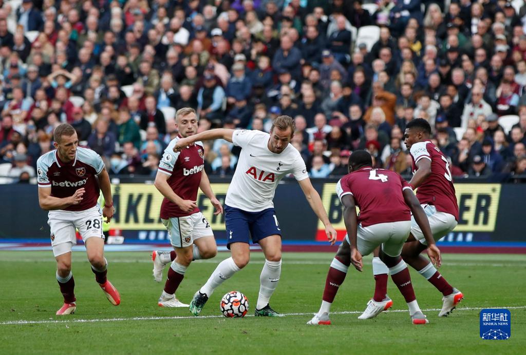 记者：昨晚阿代米和于根伟指导聊了挺久，阿代米哭了（记者：阿代米昨夜与于根伟长谈后落泪）