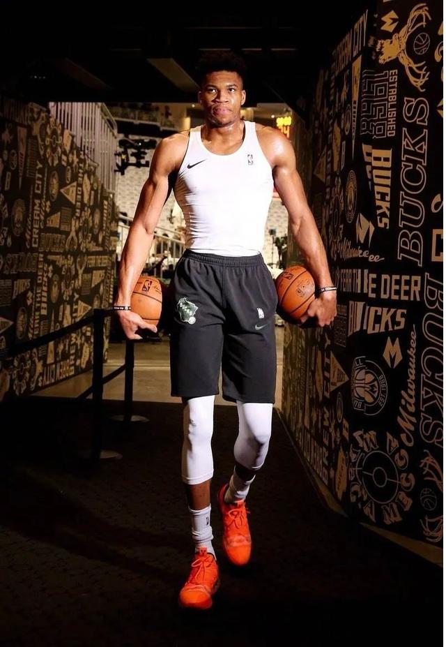 姆巴佩：当你为大俱乐部效力时外界总是议论纷纷，我们要团结（姆巴佩：身处豪门难免被议论，关键是保持团结）