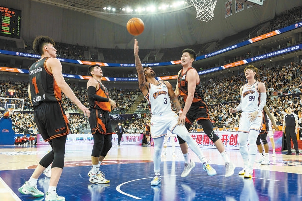 体坛记忆｜库里致敬爱德华兹，在投进三分之后库里看向了爱德华兹（体坛记忆｜库里三分命中后看向爱德华兹致敬）