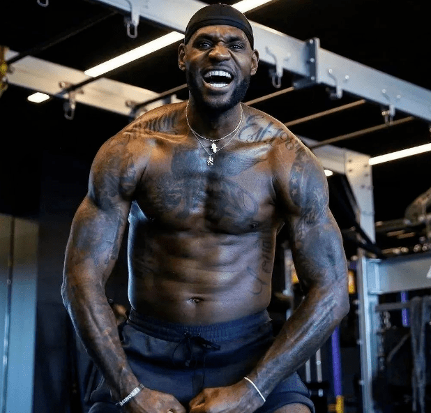 湖人浓眉哥篮下统治力助球队获胜（浓眉统治禁区，助湖人取胜）